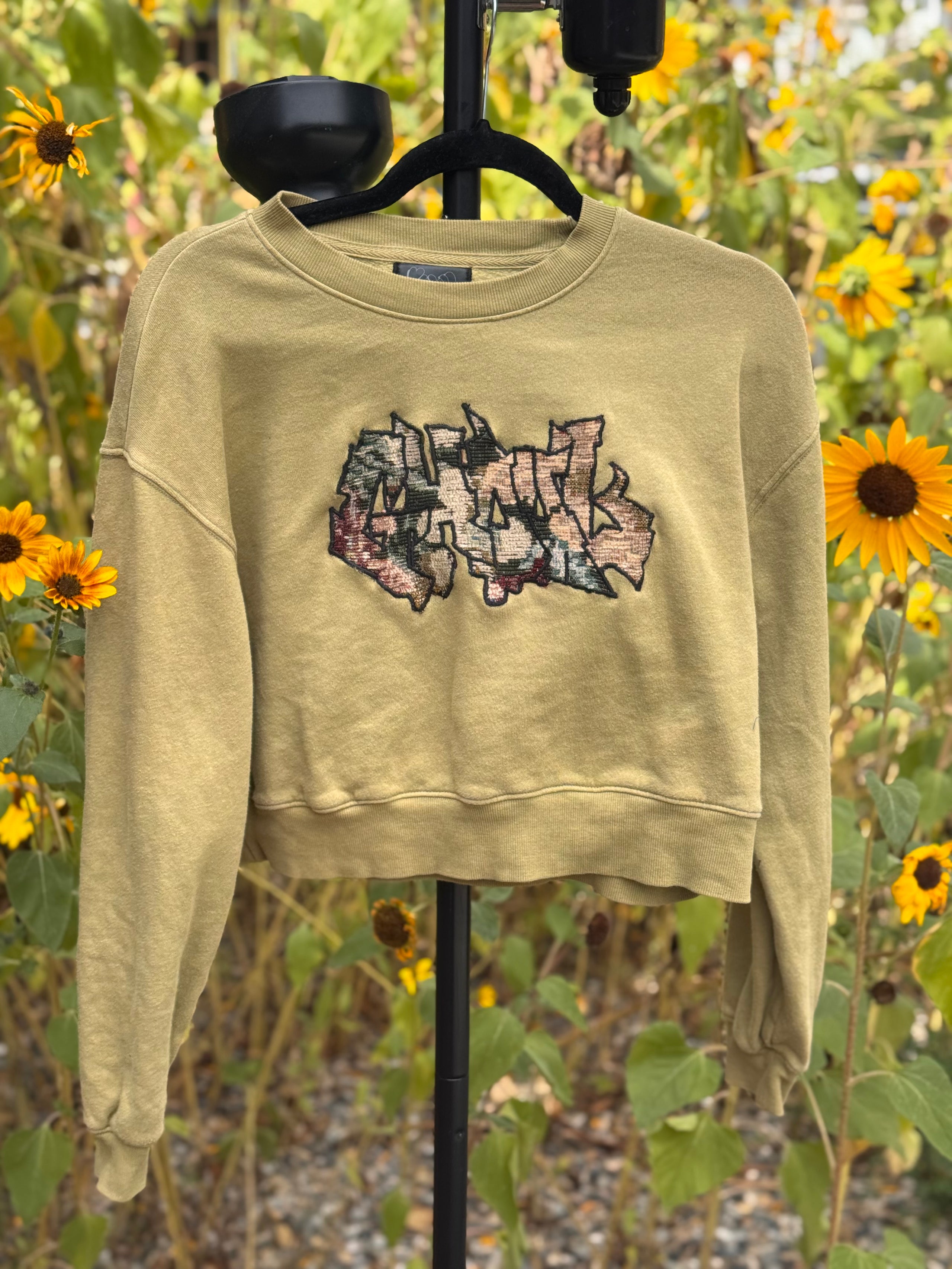 GRANDMA COUCH CROPPED SWEATSHIRT